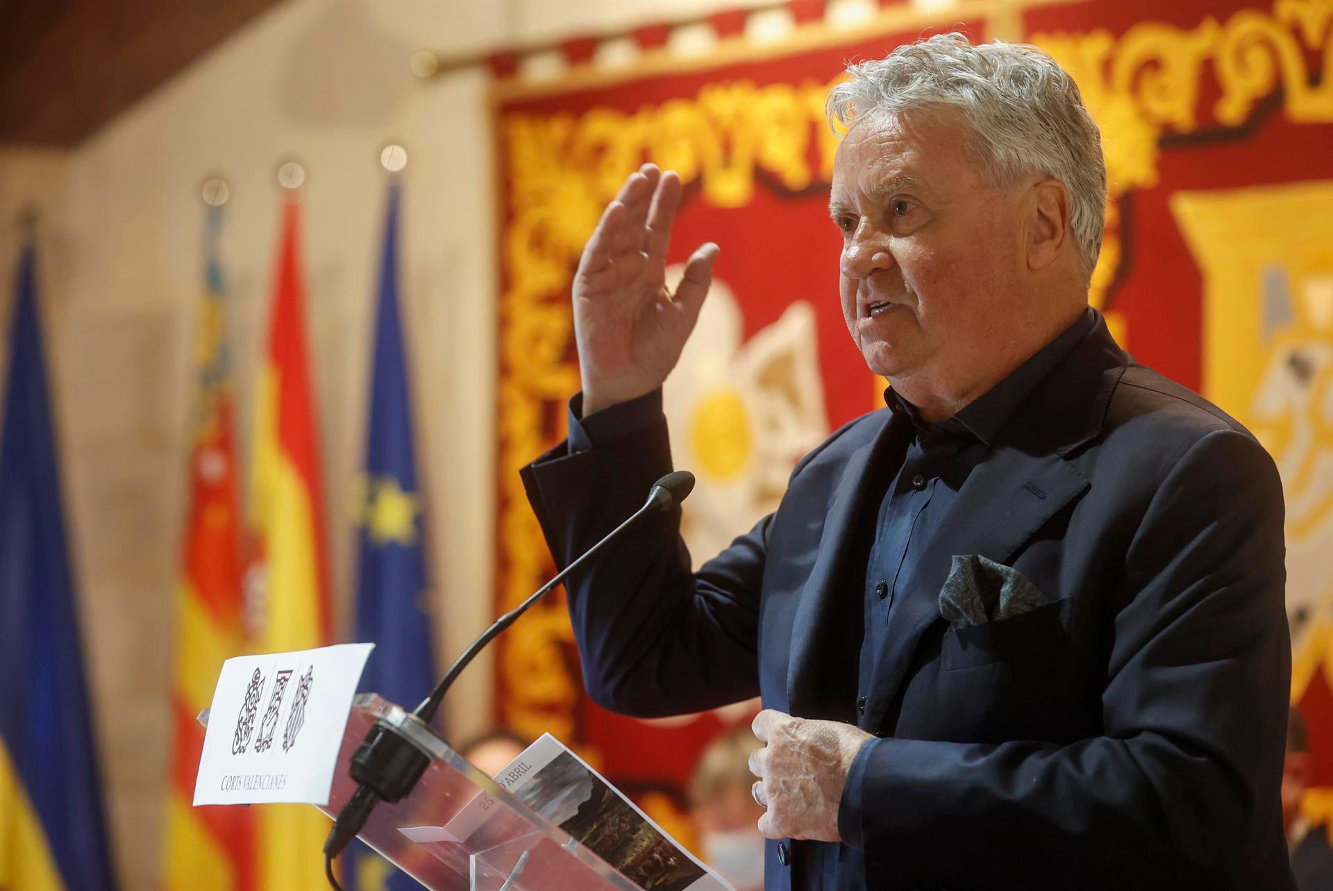 Hiddink, homenajeado por retirar una bandera nazi hace 30 años