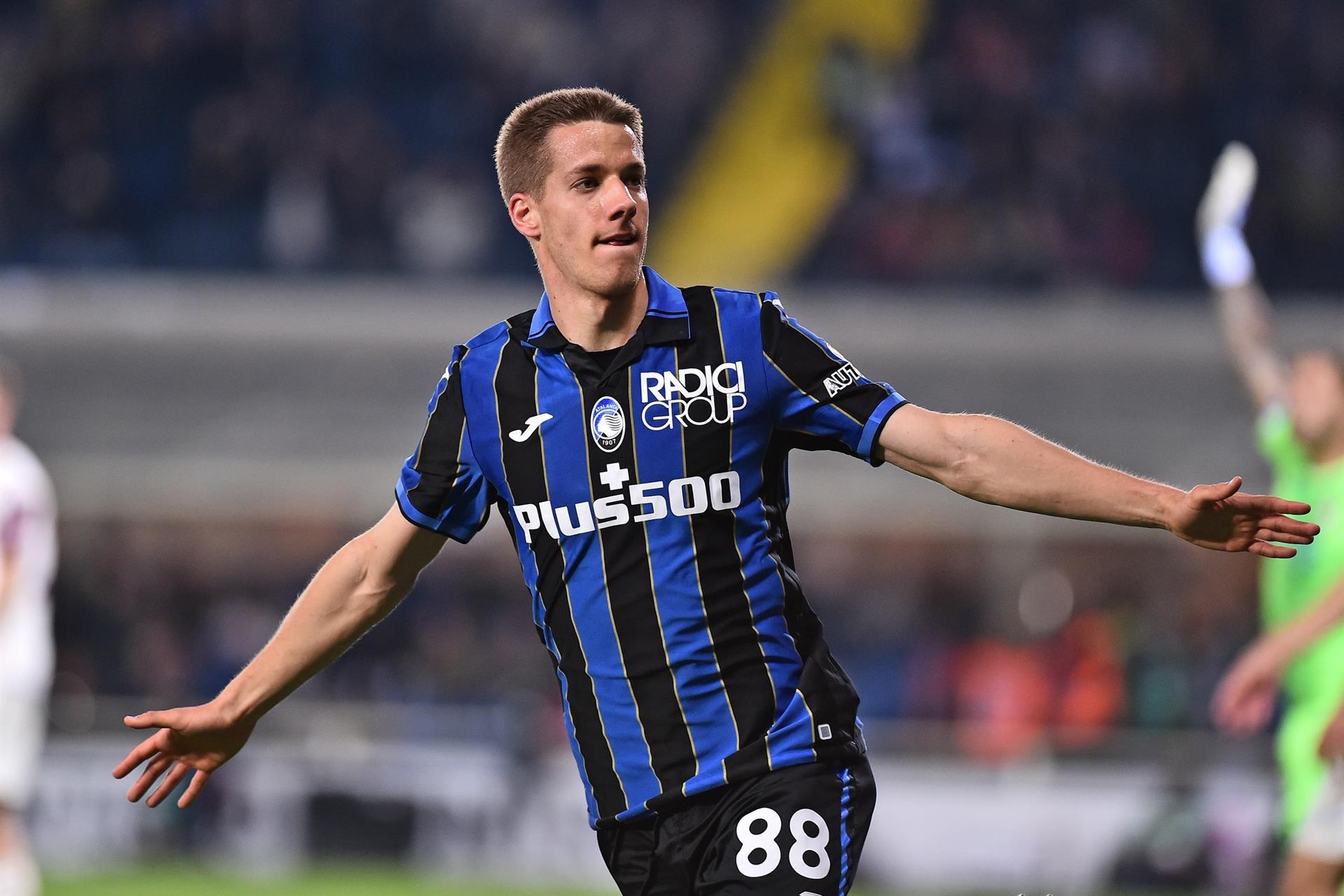 Pasalic mantiene a la Salernitana en descenso sobre la bocina. EFE