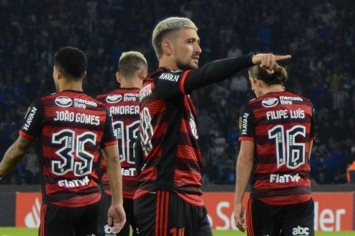 Flamengo sigue líder al sellar la paz con Talleres