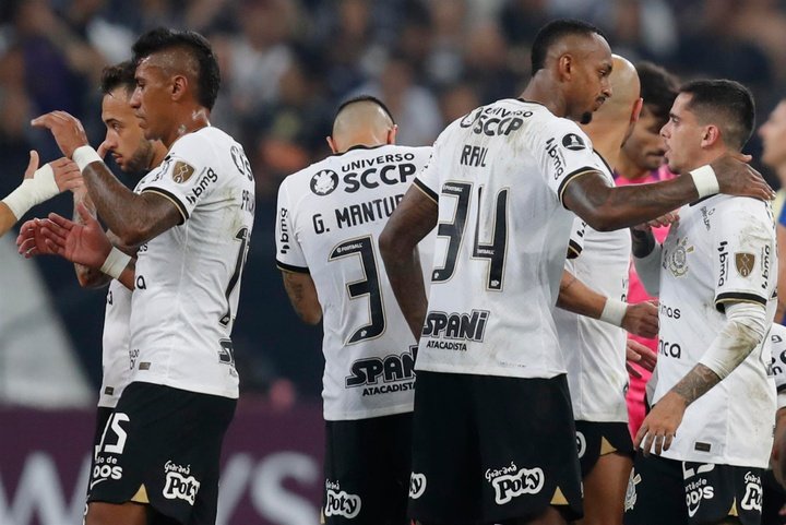 Corinthians empató a dos ante Internacional. EFE