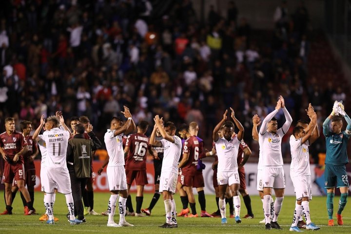 Liga de Quito gana con polémica a Delfín y mete presión a Barcelona