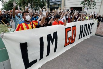 La afición prepara la tercera gran manifestación contra Lim antes del partido contra el Celta. EFE