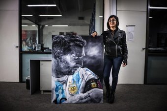 Pintó un cuadro de Messi, se hizo viral y la invitaron a Catar. EFE