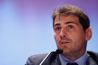 Iker Casillas, rendido a los pies de Courtois. EFE