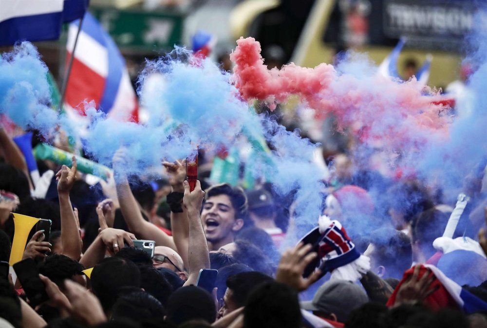 Miles de costarricenses celebran en las calles la clasificación al Mundial. EFE