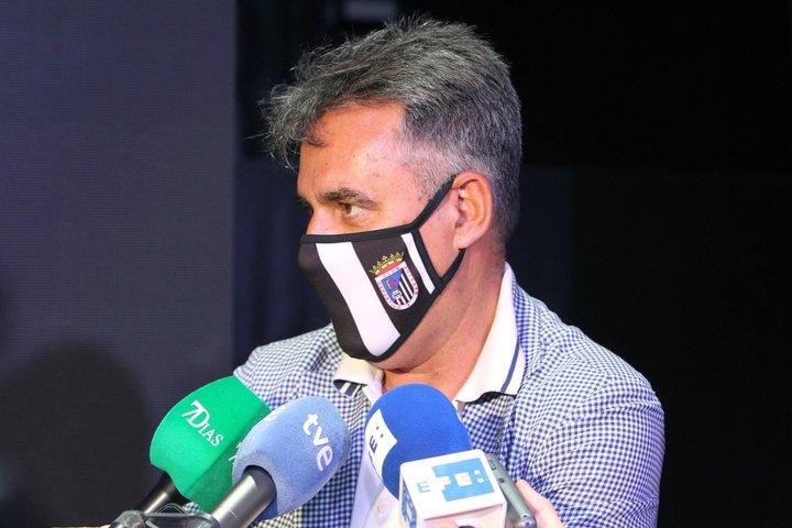 Joaquín Parra firma la venta del CD Badajoz. EFE