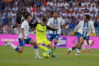 El Tenerife-Girona se jugó en un ambiente festivo sin incidentes, según la Policía. EFE
