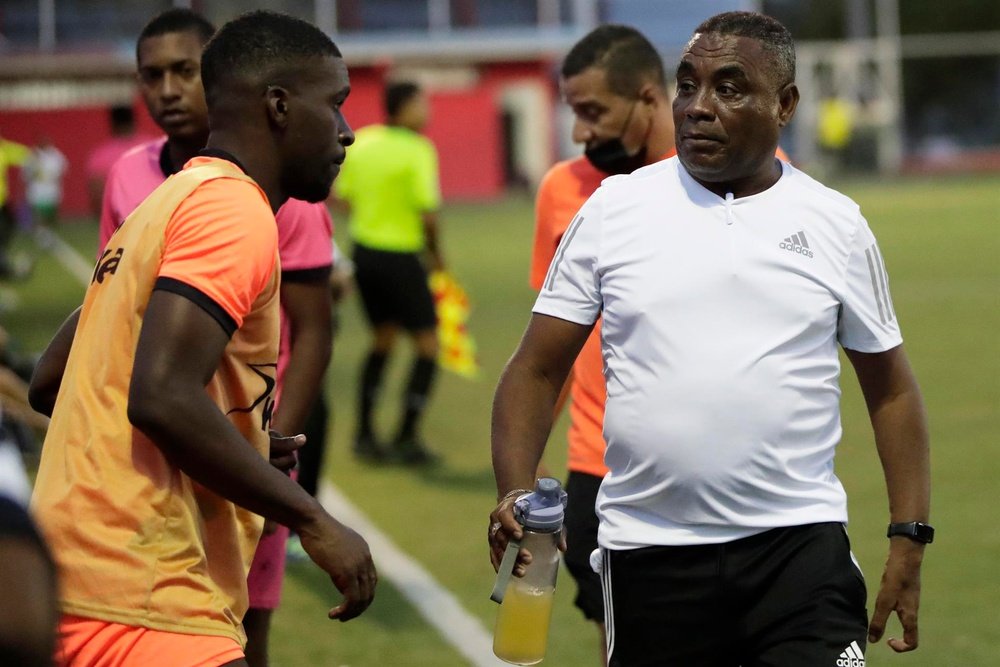 Jair Palacios, entrenador colombiano en Panamá. EFE