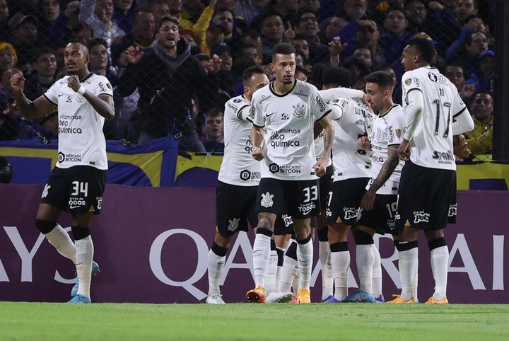 Corinthians se aprovecha de un Flamengo plagado de suplentes