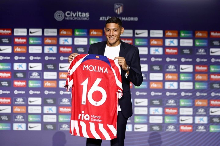 Nahuel Molina se mostró dispuesto a todo en su presentación con el Atlético. EFE