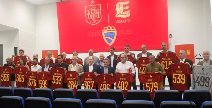 Leyendas España condecoró a 20 ex internacionales de Asturias. EFE