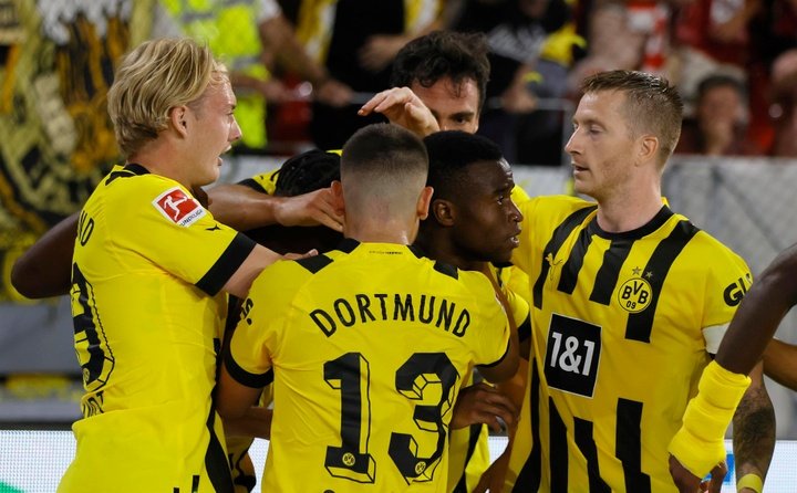 Una cantada del meta del Freiburg y un arrebato goleador alargan la felicidad del Borussia