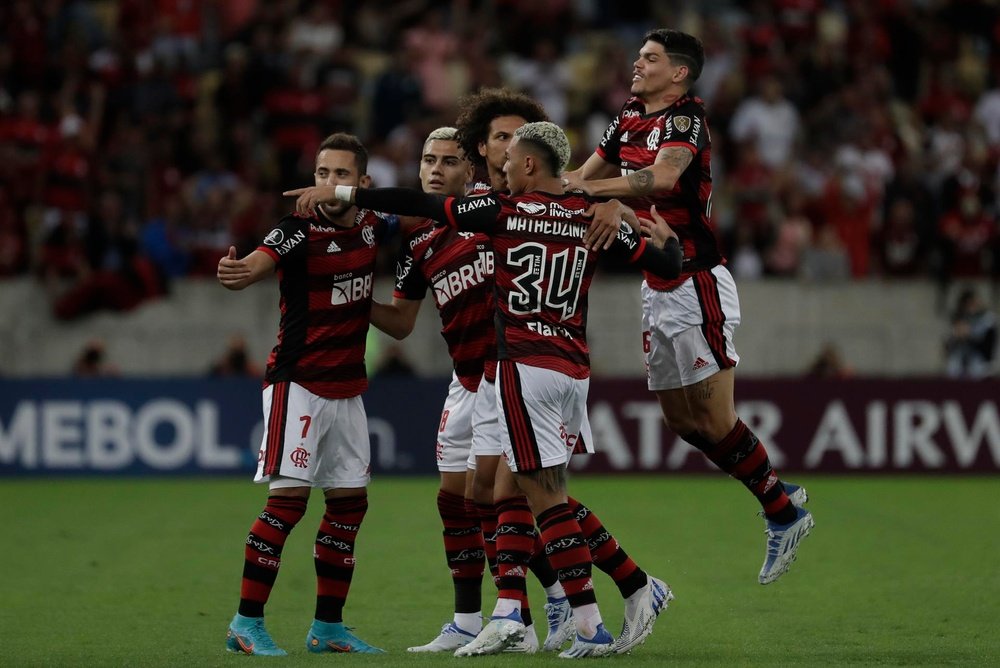 A Flamengo le bastó un tiempo para golear a Paranaense. EFE