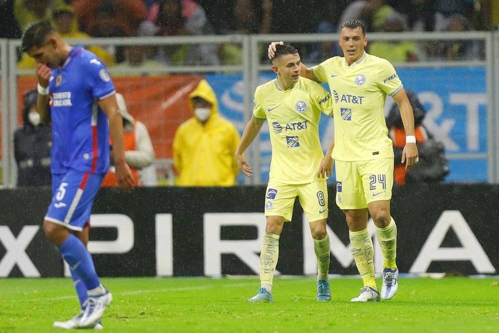 Hinchas encaran a jugadores de Cruz Azul tras goleada histórica. EFE