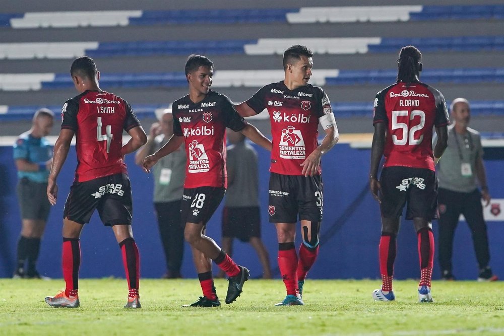 Alajuelense llevaba ventaja del partido de ida y venció a Alianza por 2-0 en la vuelta. EFE