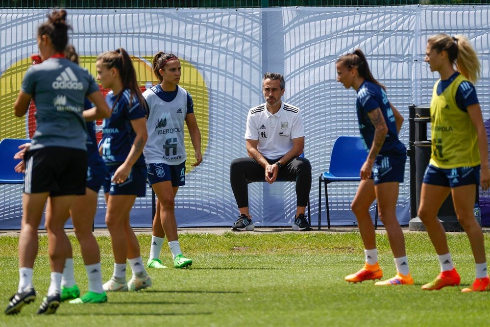 15 jugadoras no quieren volver si Vilda continúa como entrenador. EFE