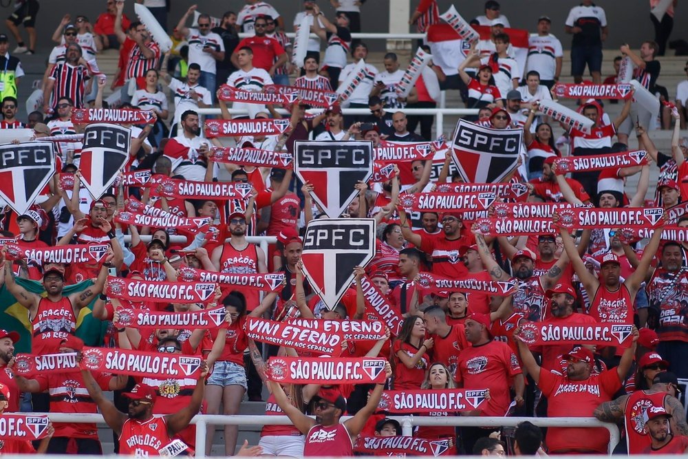 Los hinchas de Sao Paulo inundaron el Alberto Kempes de rojo. EFE