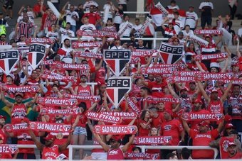 Los hinchas de Sao Paulo inundaron el Alberto Kempes de rojo. EFE