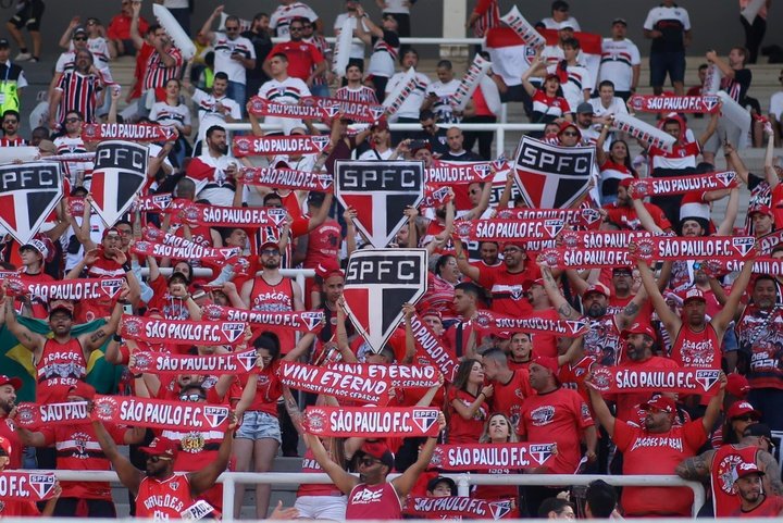 Los hinchas de Sao Paulo inundaron el Alberto Kempes de rojo
