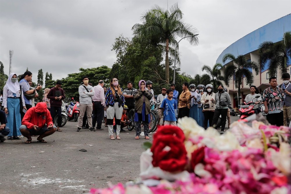 Indonesia investiga a 18 oficiales por la tragedia que acabó con 125 muertos. EFE