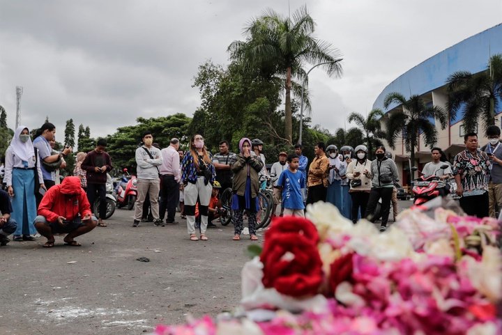 Indonesia investiga a 18 oficiales por la tragedia que acabó con 125 muertos