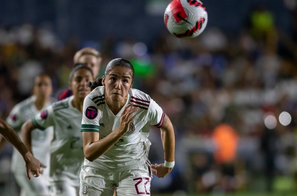 Pedro López debutó con un empate al frente de la Selección Mexicana femenina. EFE