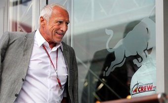 Dietrich Mateschitz, fundador de la famosa marca de bebidas energética Red Bull, ha fallecido esta tarde a los 78 años. Dicha persona tenía una especial vinculación al mundo del deporte, con varios equipos de fútbol y escuderías de Fórmula 1 en propiedad.
