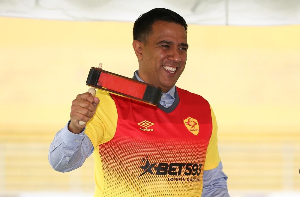 César Farías tiene a Aucas a un partido de hacerlo campeón. EFE