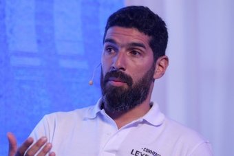 César Vallejo presentó al 'Loco' Abreu como nuevo entrenador. EFE