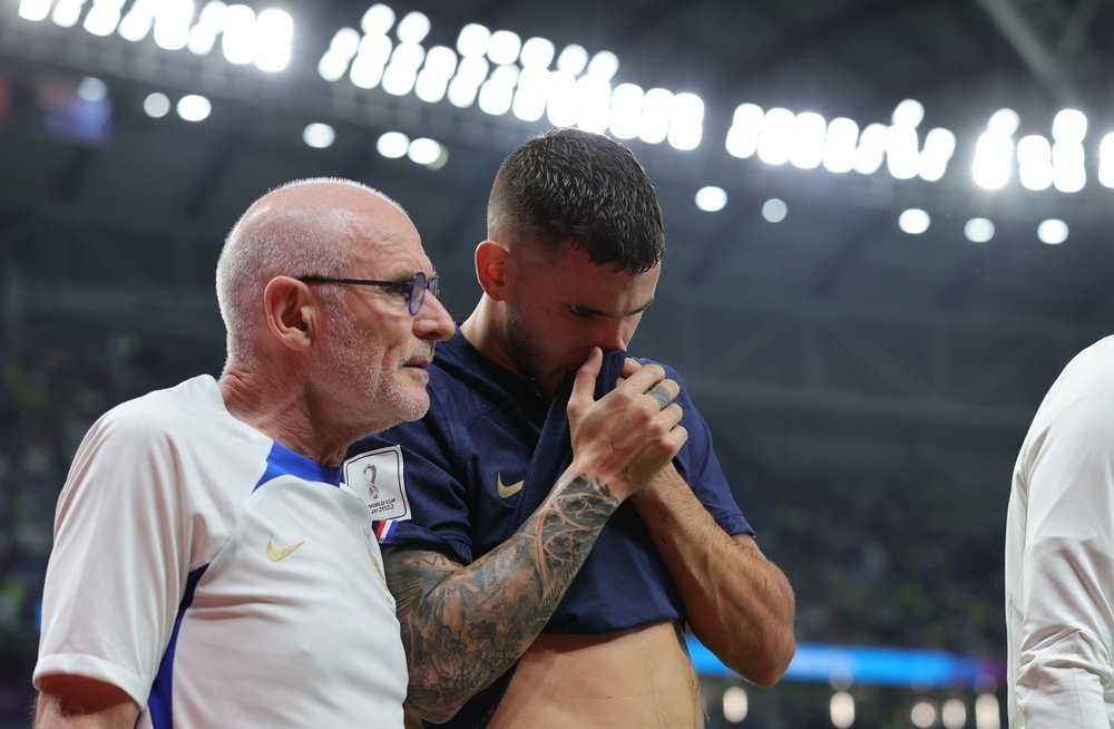 Deschamps, en nombre del grupo, le desea una prona recuperación. EFE