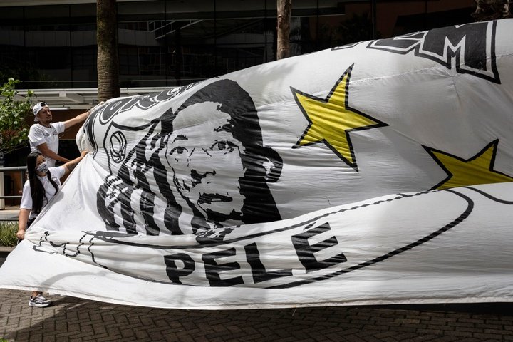 Casi 100 aficionados de Santos pidieron por la salud de Pelé frente al hospital
