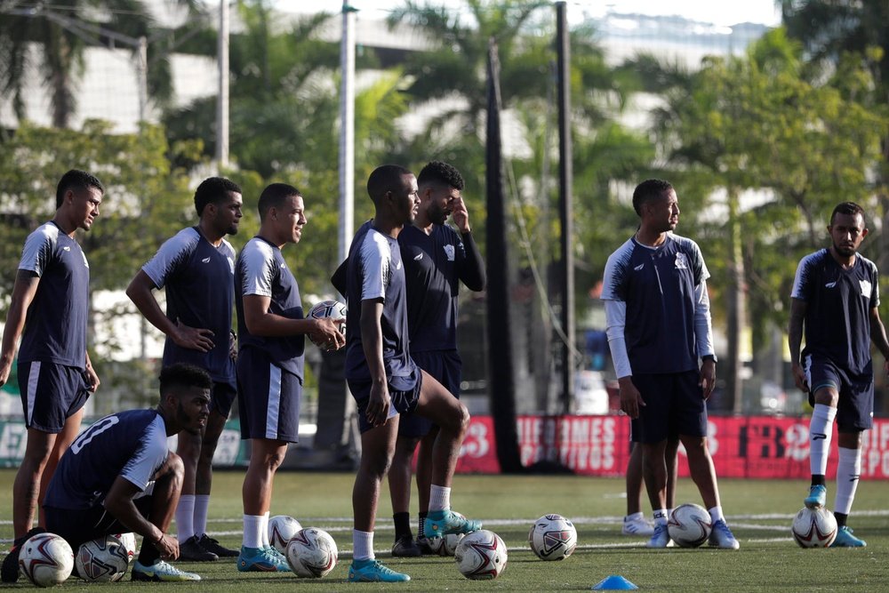 El Equipo Futbolistas Sin Contrato se entrena a la espera de una oportunidad. EFE