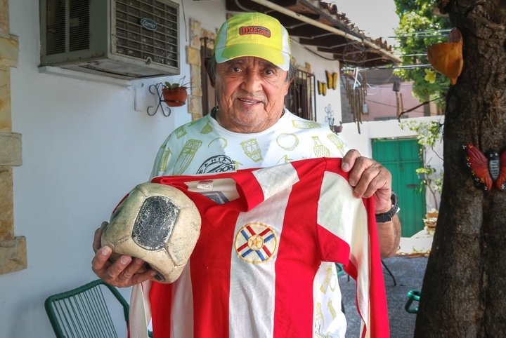 Un ex futbolista de Paraguay, dueño del balón con el que Pelé llevó a Brasil a México 1970