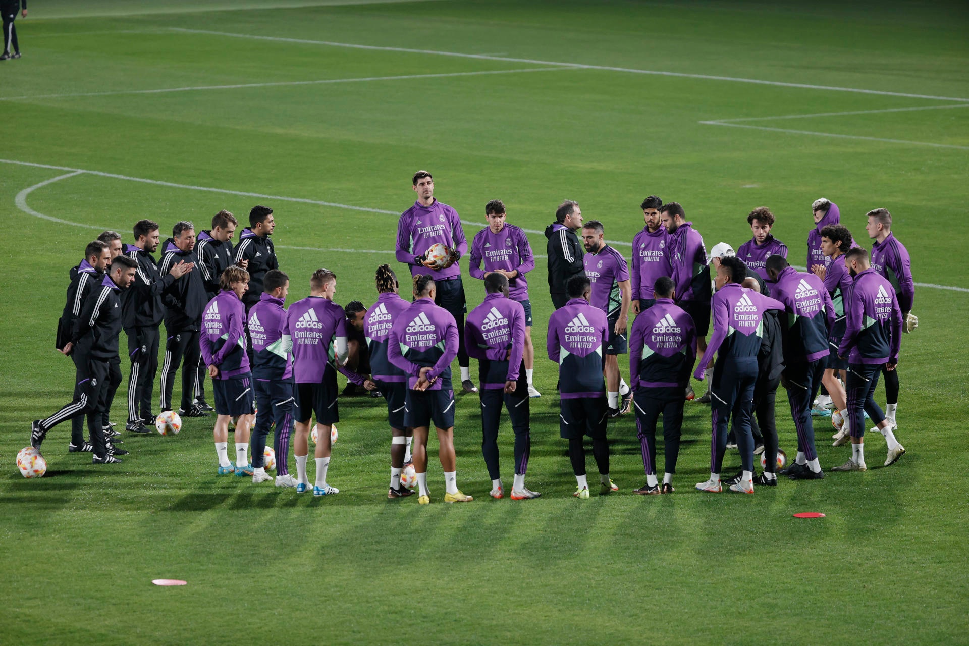 Militao llegó a una sesión en la que Lucas Vázquez apareció con muletas
