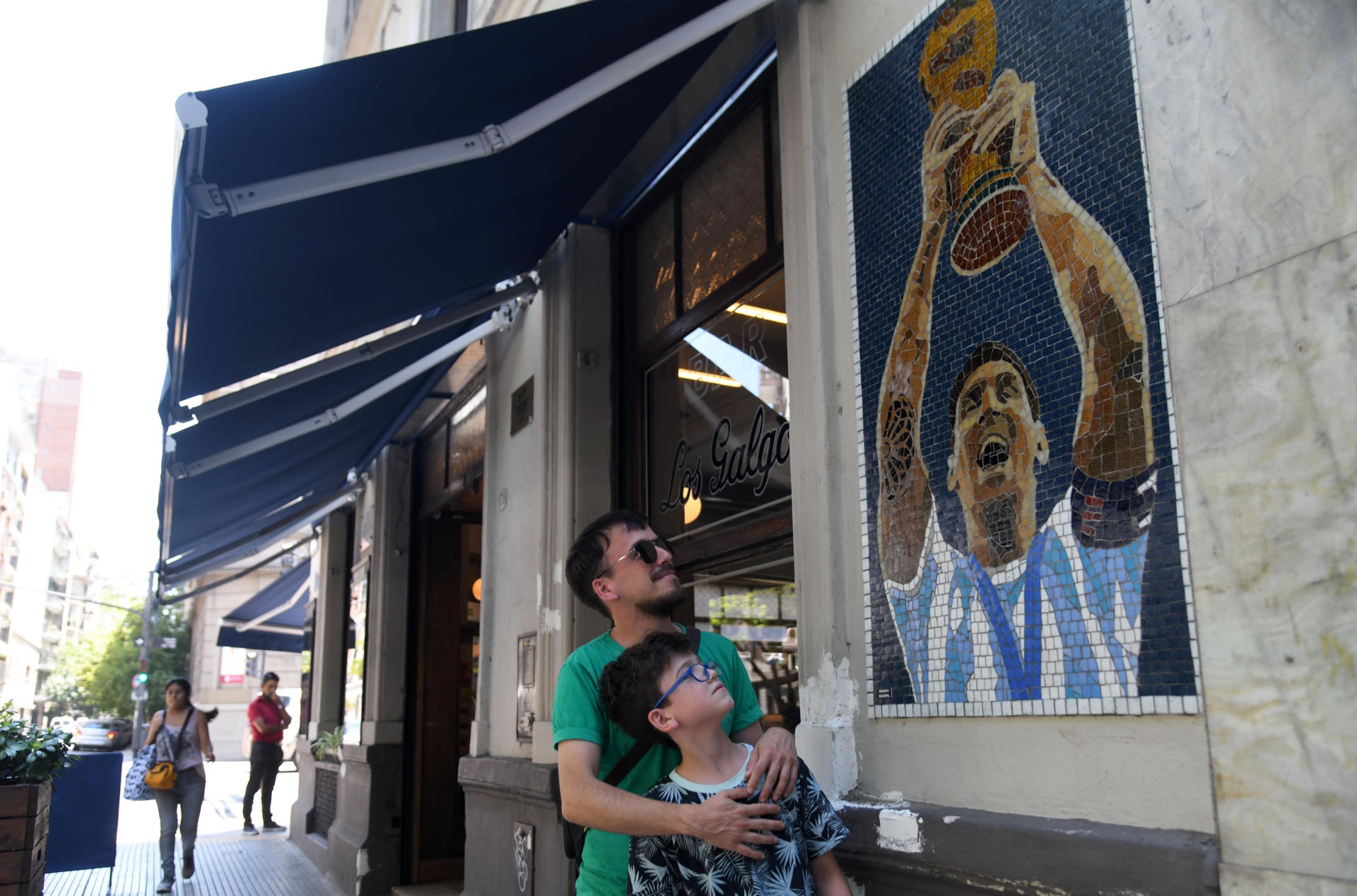 Los argentinos continúan extasiados por el triunfo mundialista un mes después. EFE