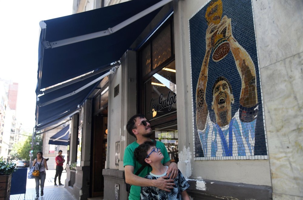 Los argentinos continúan extasiados por el triunfo mundialista un mes después. EFE