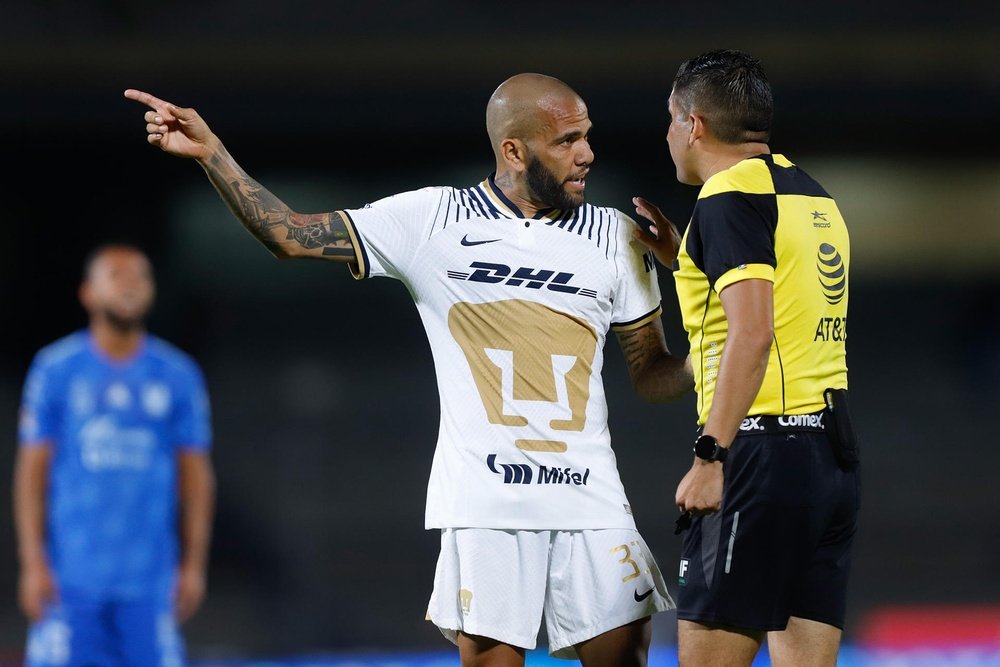 Pumas sancionará a Dani Alves tras entrar a prisión. EFE