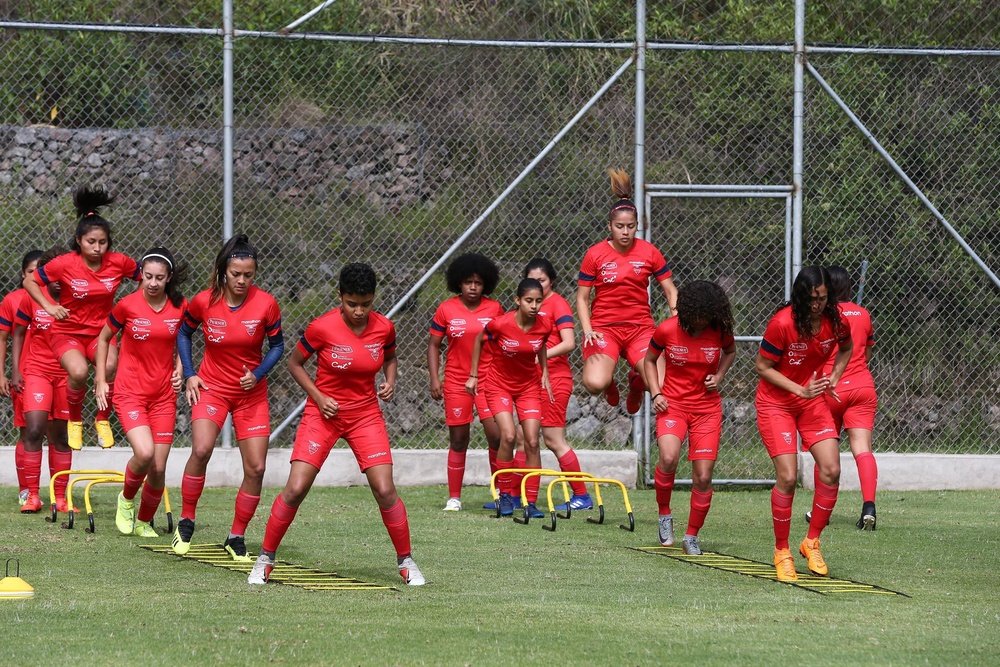 Ecuador apuesta por el fútbol femenino. EFE