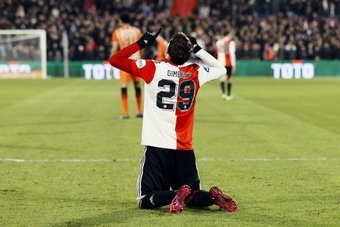 El Feyenoord no entregó el liderato al Ajax gracias a una actuación del mexicano Santiago Giménez. El futbolista azteca marcó el primero y fue partícipe del segundo de los suyos para remontar al Volendam y mantener la distancia de tres puntos.