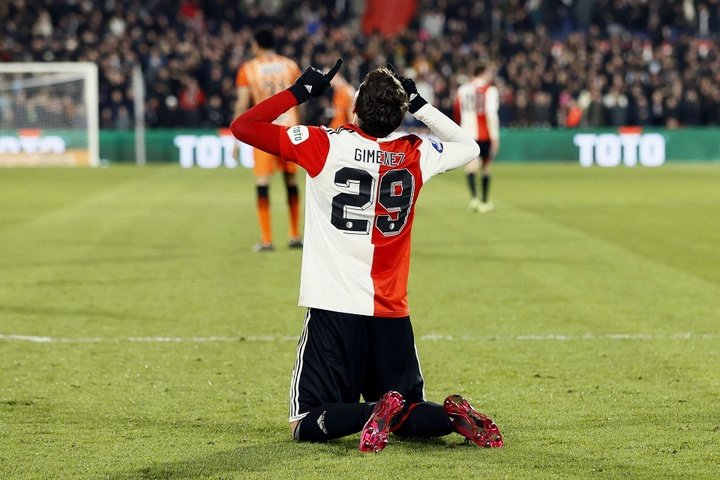 Un arreón del mexicano Giménez mantiene al Feyenoord en el liderato