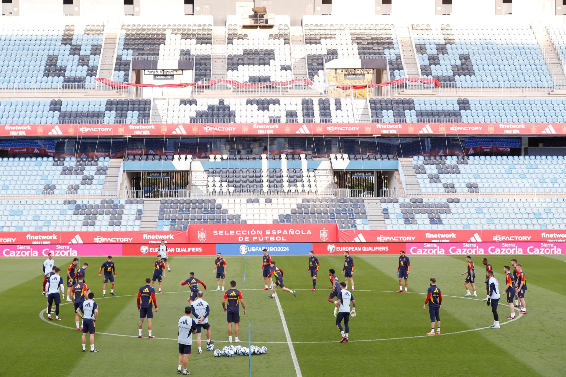 La Rosaleda podría ampliar sus localidades. EFE
