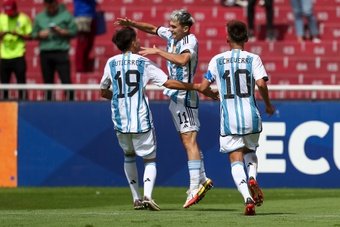 La Selección de Argentina venció con solvencia en el hexagonal final del Campeonato Sudamericano Sub 17 por 2-0 a Chile. La 'Albiceleste' ganó gracias al autogol de Víctor Campos y otro tanto de Claudio 'Diablito' Echeverri.