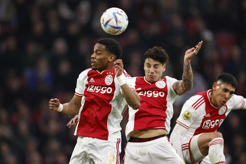 El Ajax recupera su posición natural. EFE