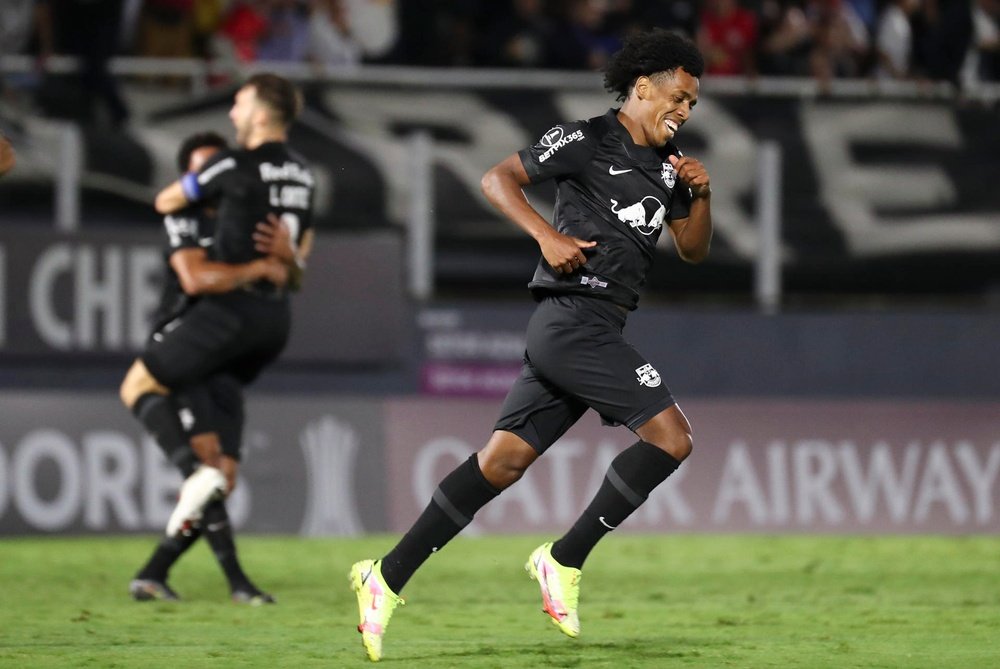 RB Bragantino se divirtió a costa de Oriente Petrolero. EFE