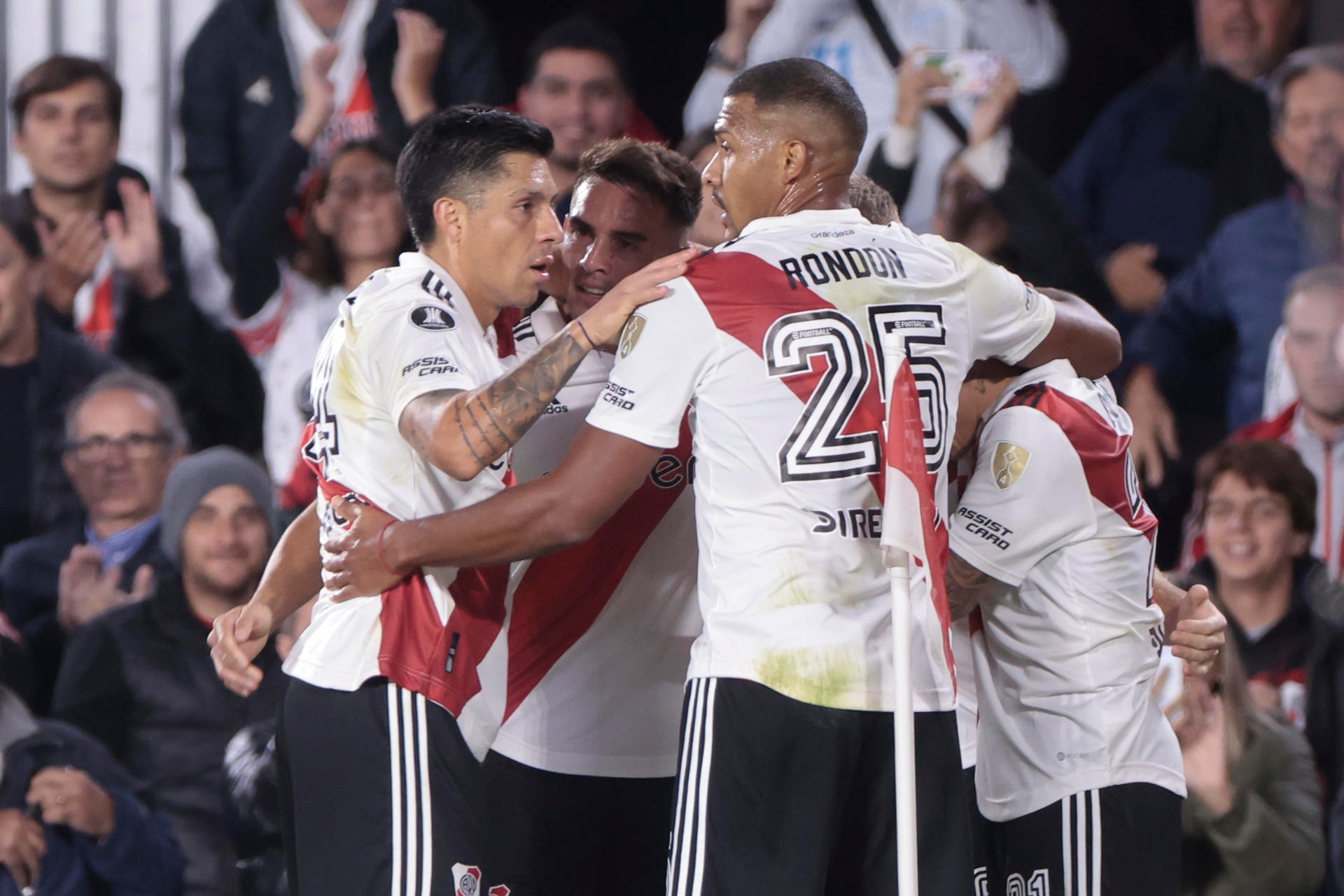 Barco lleva a River a buen puerto pese a la contracorriente. EFE