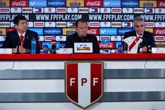 La Selección Peruana de fútbol jugará en junio próximo dos partidos amistosos, como visitante, frente a las selecciones de Corea del Sur y Japón, confirmó este jueves la Federación Peruana de Fútbol (FPF).