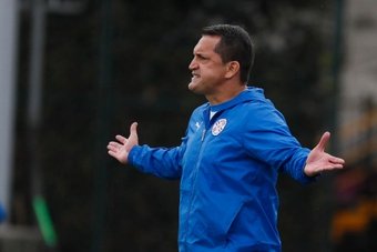 La Asociación Paraguaya de Fútbol informó este martes de que Aldo Bobadilla ha dejado de ser el entrenador de la Sub 17 y la Sub 20, tras la finalización de su contrato.