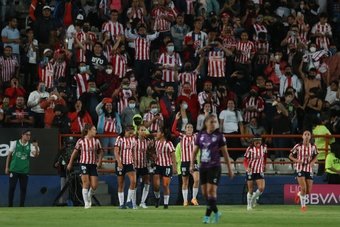 Tigres empató ante Guadalajara (1-1) en el duelo de la jornada 15 del Clausura Femenino Mexicano. El gol de Jacqueline Ovalle llegando al tiempo de añadido evitó la 4ª victoria consecutiva del líder.