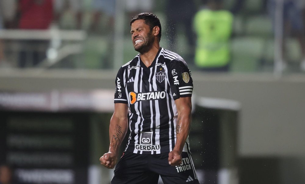 Igor Gomes le da dos guantazos a tiempo a Mineiro. EFE