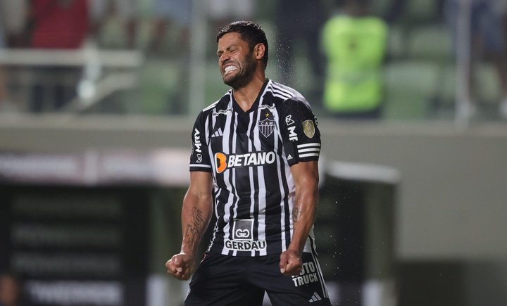 Igor Gomes le da dos guantazos a tiempo a Mineiro
